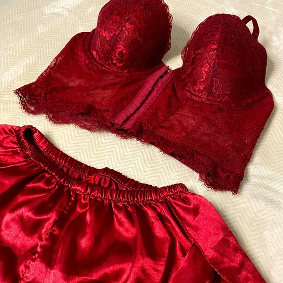Selling a night wear set. Sizing L - Picture 1 of 4